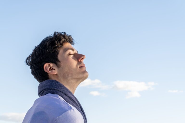Hombre Respirando Mejor Ninazo Nitrato de Nafazolina Descongestionante Nasal