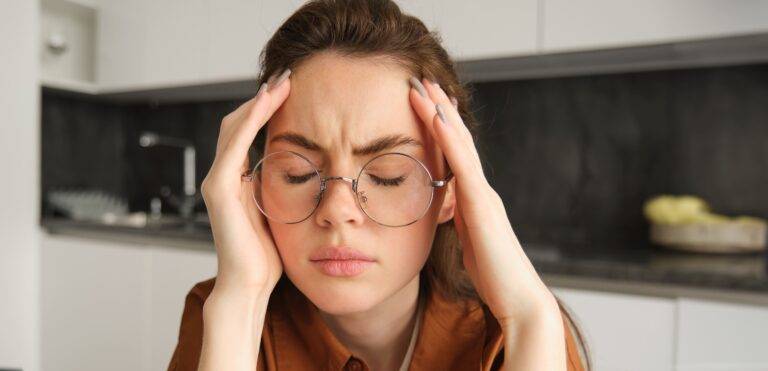 Mujer con Migraña Magalex Citrato de Magnesio Laboratorios Farma